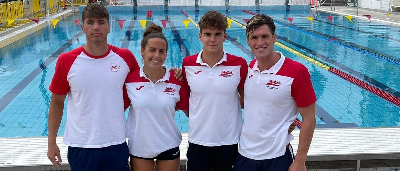 Marta Guasp, con otros nadadores del CN Voltor Balear en el Nacional de verano en agosto