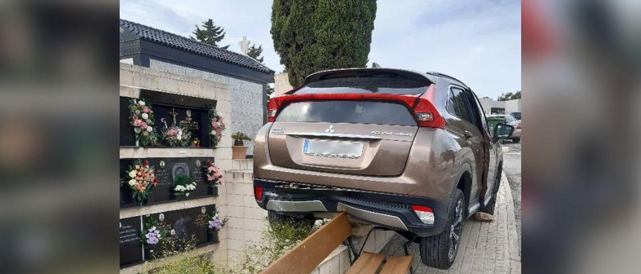 Aparatoso percance en el Cementerio Nuevo de Elche