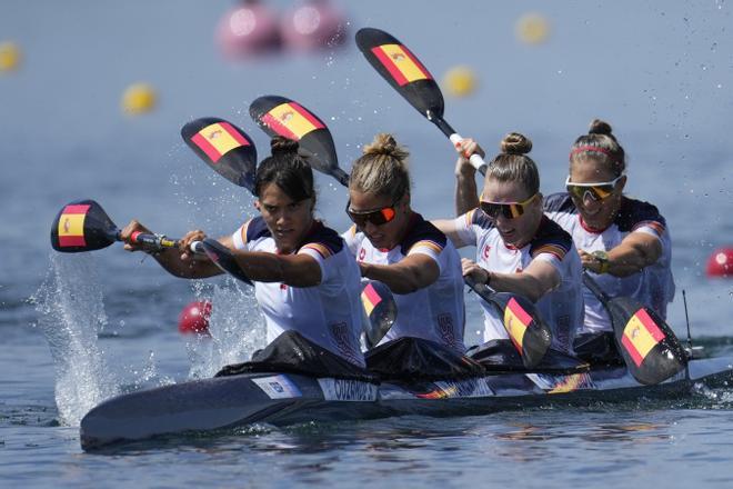 Estefania Fernandez, Carolina Garcia Otero, Sara Ouzande y Teresa Portela compiten en piragüismo en K-4 500 m femenino en los Juegos Olímpicos París 2024.