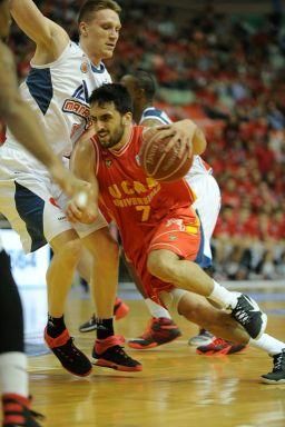 Partido entre el UCAM Baloncesto y el Manresa