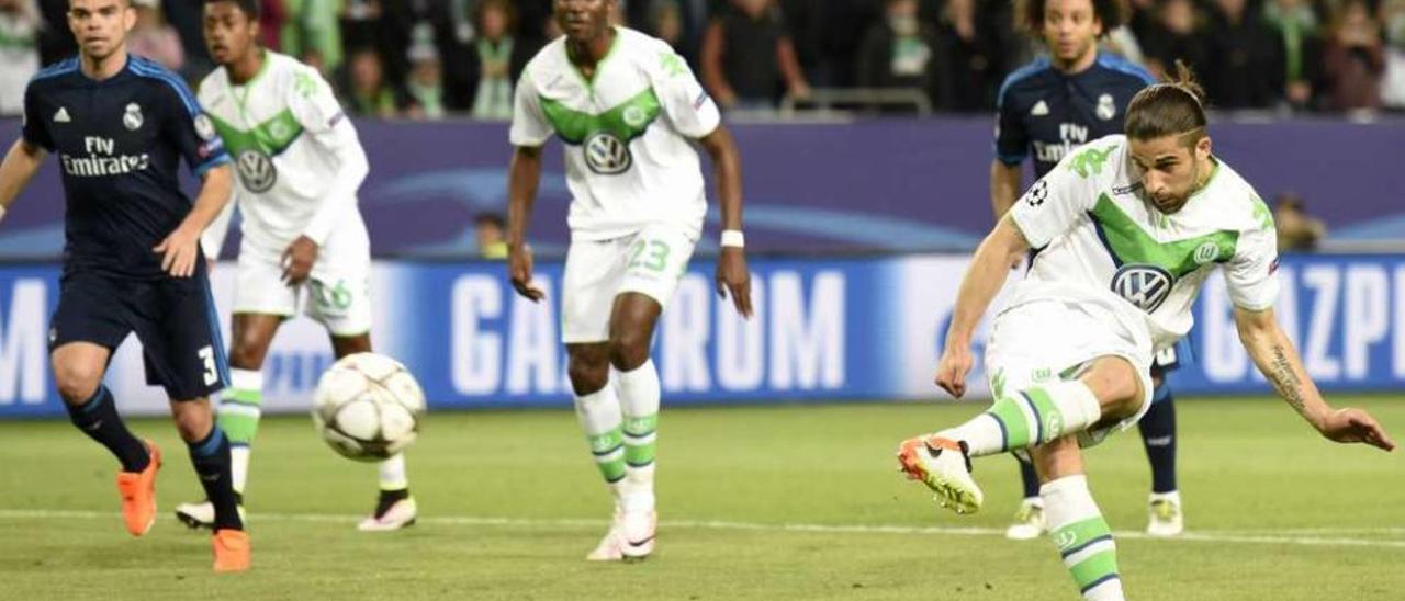 Ricardo Rodríguez golpea al balón en el lanzamiento de penalti que supuso el primer gol del Wolfsburgo al Real Madrid. // Efe