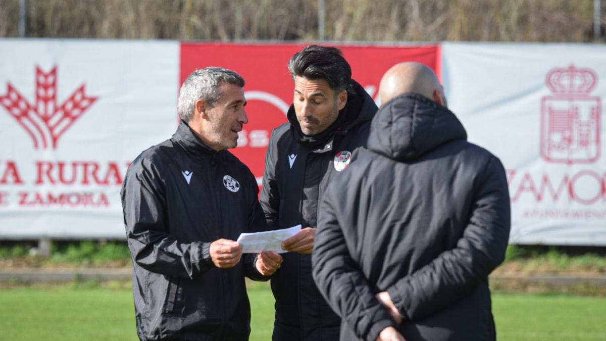 Oscar Cano, con su equipo técnico.