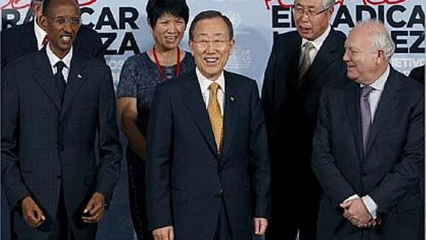 Kagame, Ban Ki-moon i Moratinos (d&#039;esquerra a dreta), en la foto de família dels participants en la reunió.