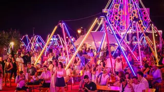 Solmarket abre sus puertas en Los Alcázares bajo luces de neón