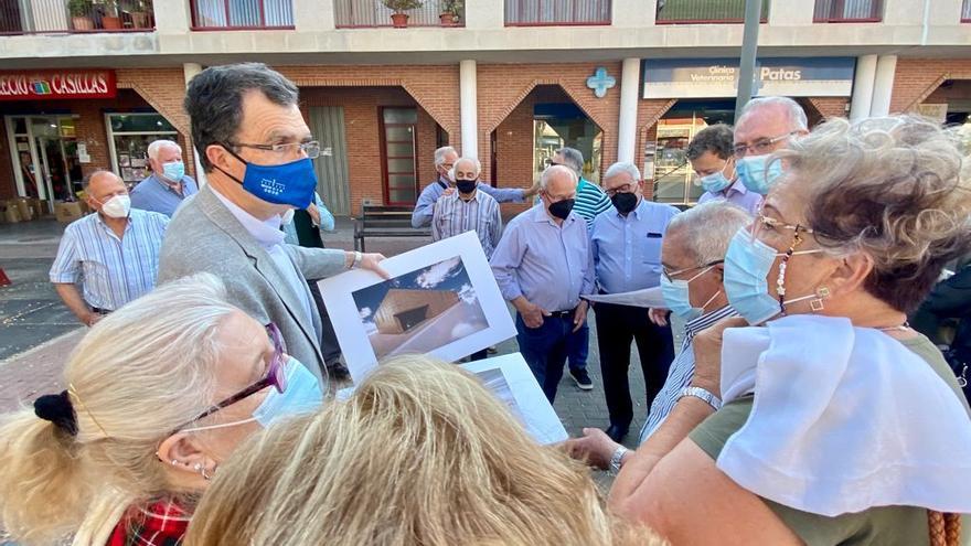 José Ballesta visita el lugar en el que se levantará el centro municipal