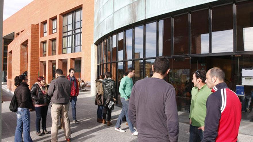 Alumnos de la Universidad de Málaga, en la Biblioteca General del campus de Teatinos.