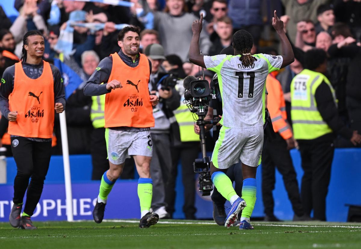 Jérémy Doku acude a festejar su gol, el 0-3, con Mateo Kovacic y Nathan Aké.