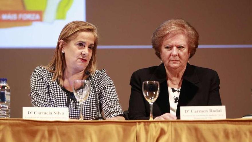 Carmela Silva junto a Carmen Rodal en un momento de su intervención en el congreso. // R. Grobas