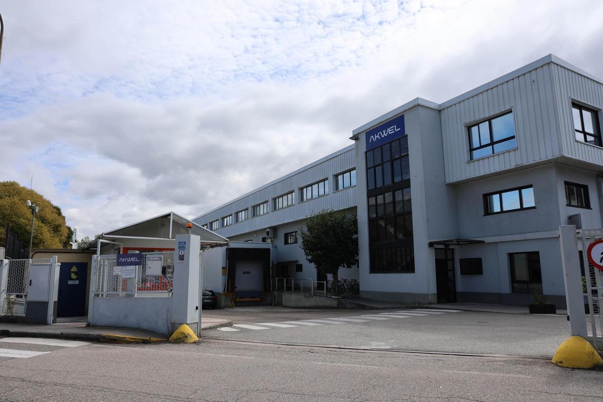 Exterior de las instalaciones de Akwel Vigo en O Caramuxo, ayer