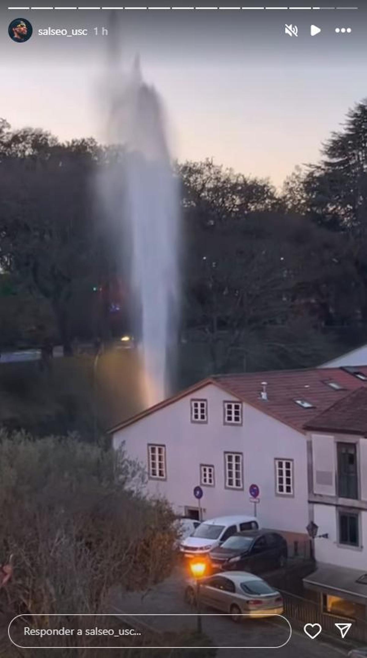 Imagen del géiser desde el instituto Rosalía de Castro publicado en la cuenta de Instagram de Salseo USC