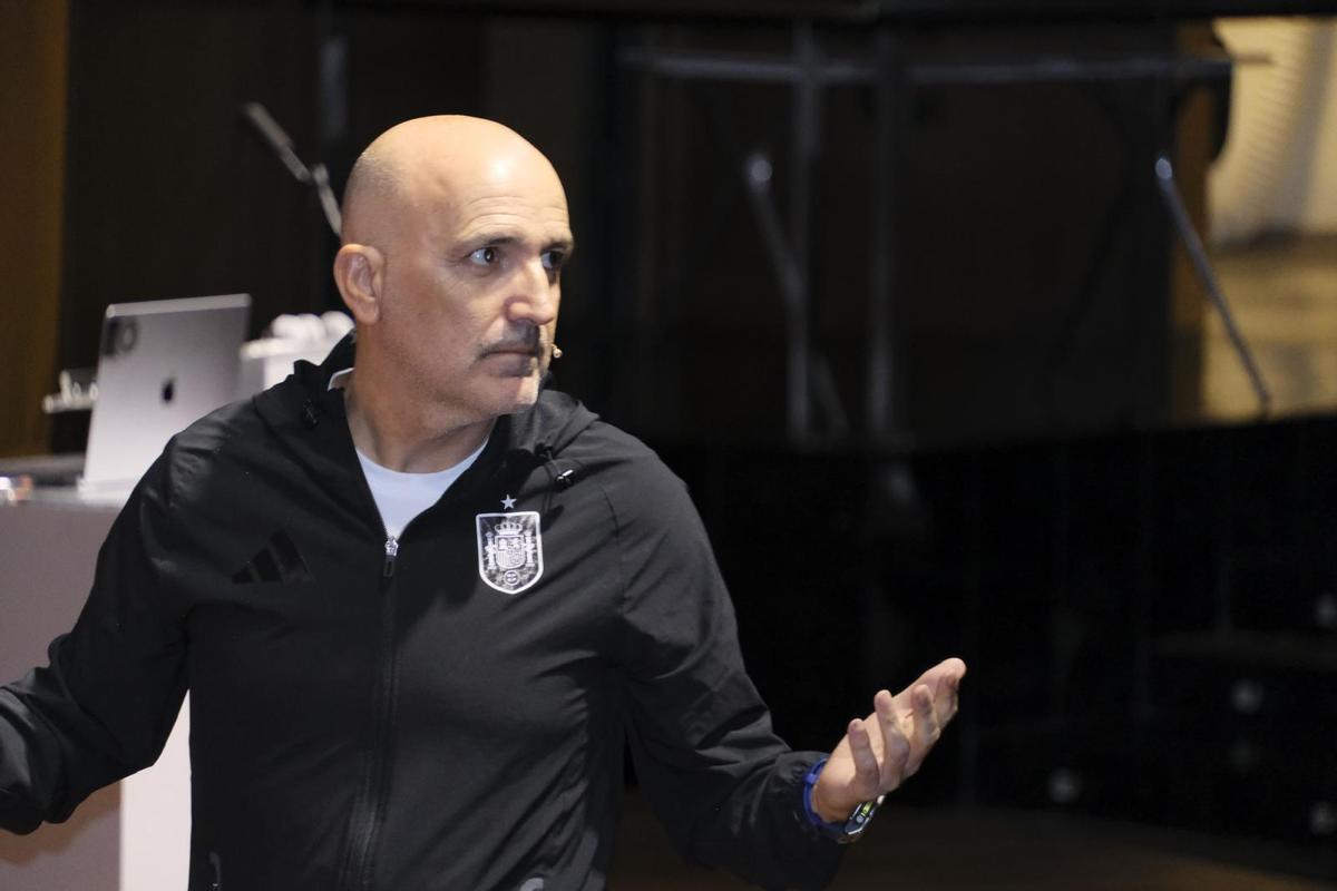 David Gordo durante su conferencia en el Paraninfo de la ULPGC