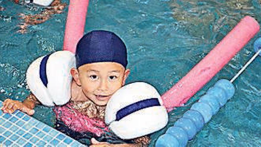 Alumnado del colegio Lar realiza una exhibición de natación