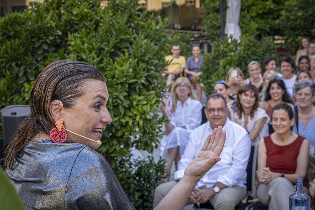 Lorena Vázquez en la charla, con el director de EL PERIÓDICO, Albert Sáez, y la directora adjunta, Gemma Martínez, entre el público.