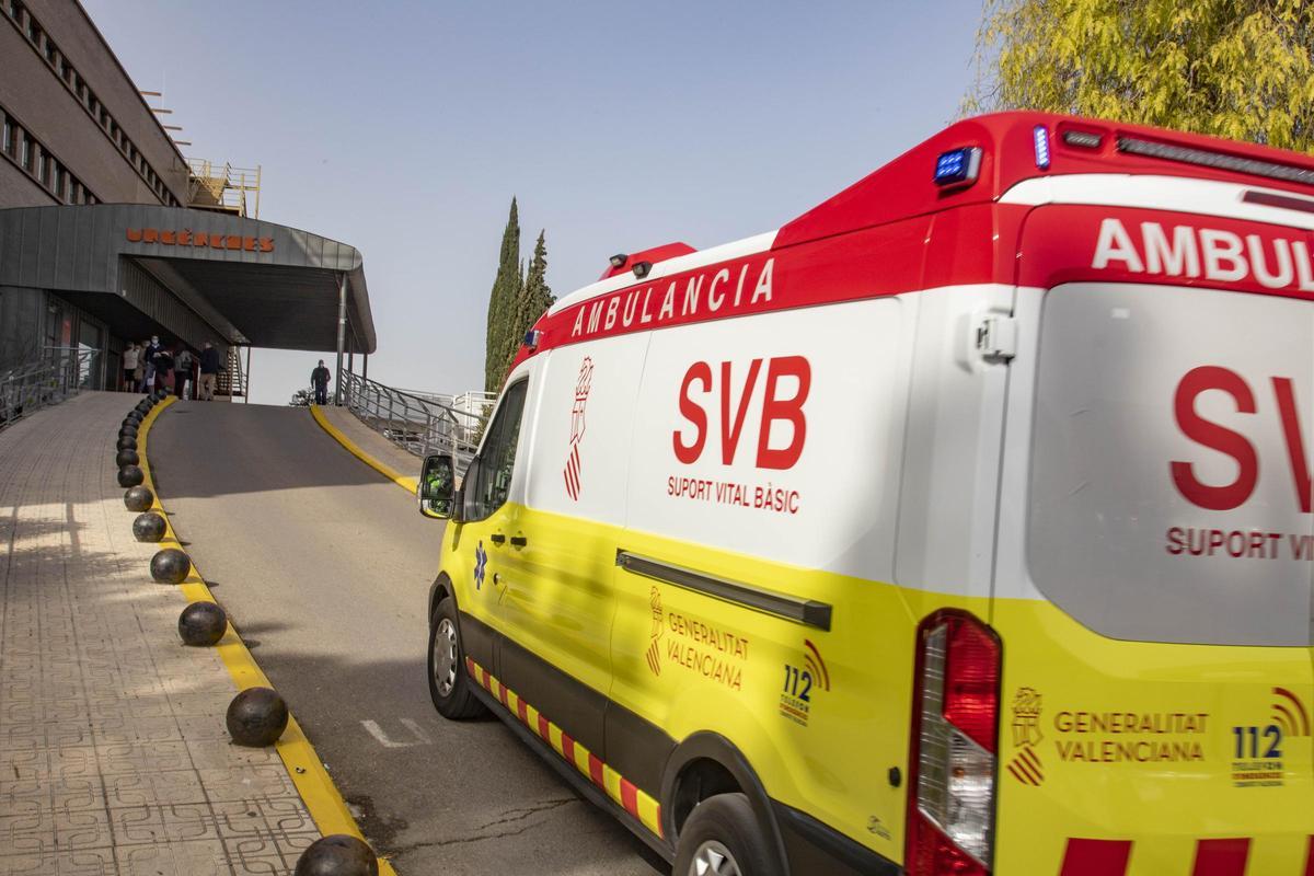 Una ambulancia se dirige a las urgencias del hospital de Xàtiva.