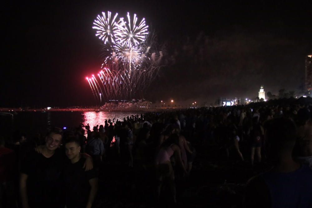 Como es tradición, el espectáculo pirotécnico da paso a días de fiesta en Málaga. Y como cada año, cientos de jóvenes siguieron los fuegos desde la playa de La Malagueta