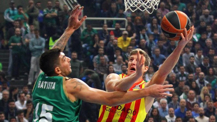 Esteban Batista (i) del Panathinaikos ante Justin Doellman (d) del Barça.