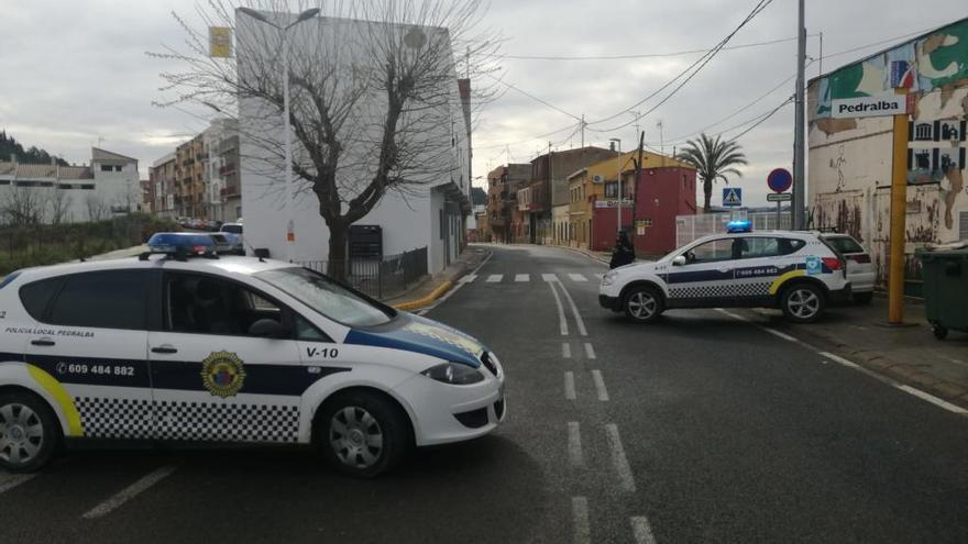 Control de la Policía Local de Pedralba en una de las entradas del municipio.