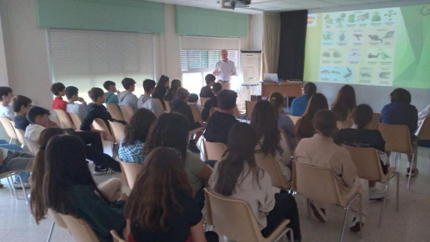 La “uña de gato” desaparece de A Toxa con la ayuda de los alumnos de As Bizocas