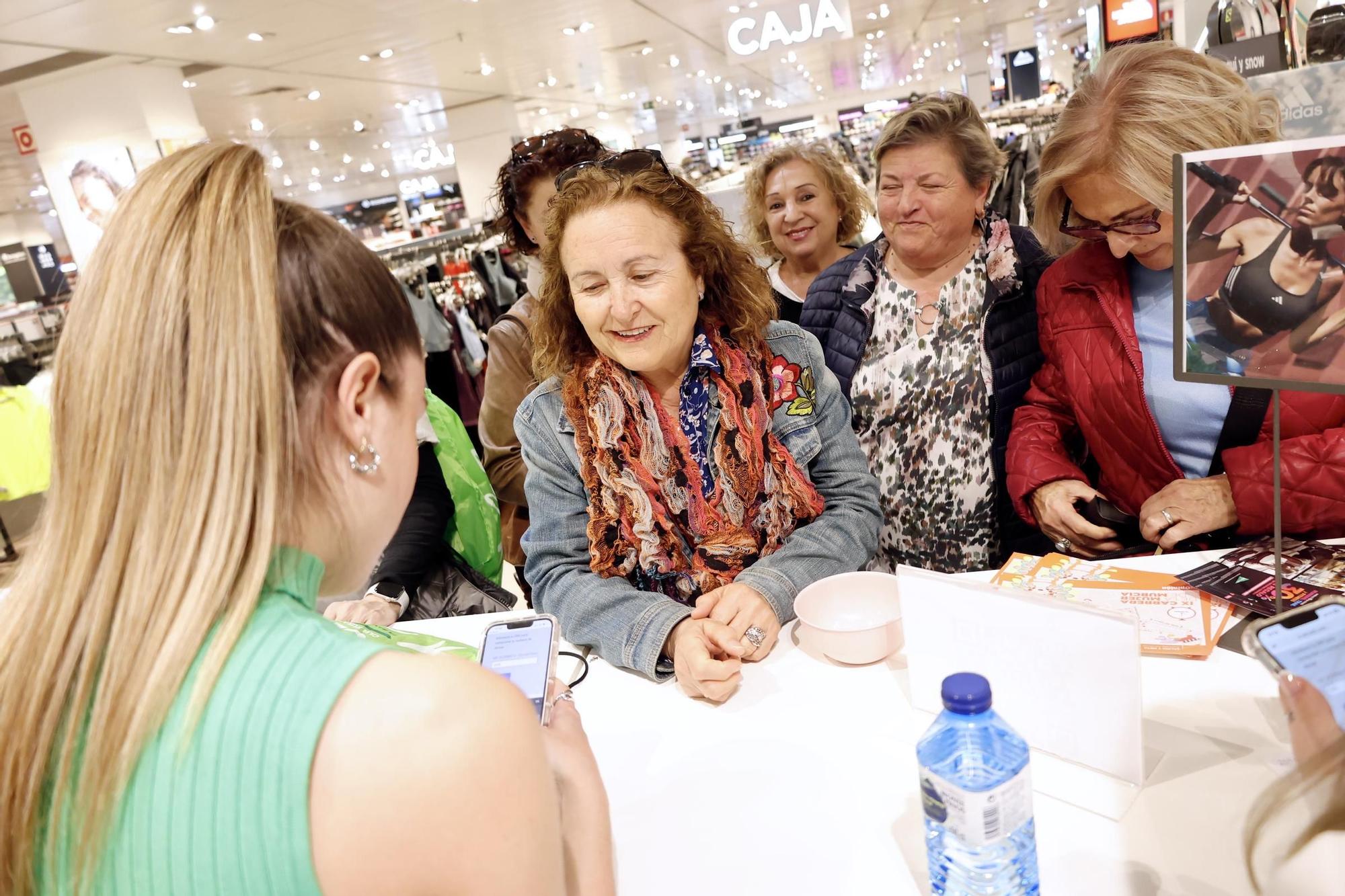 Las imágenes de la entrega de dorsales de la Carrera de la Mujer 2024