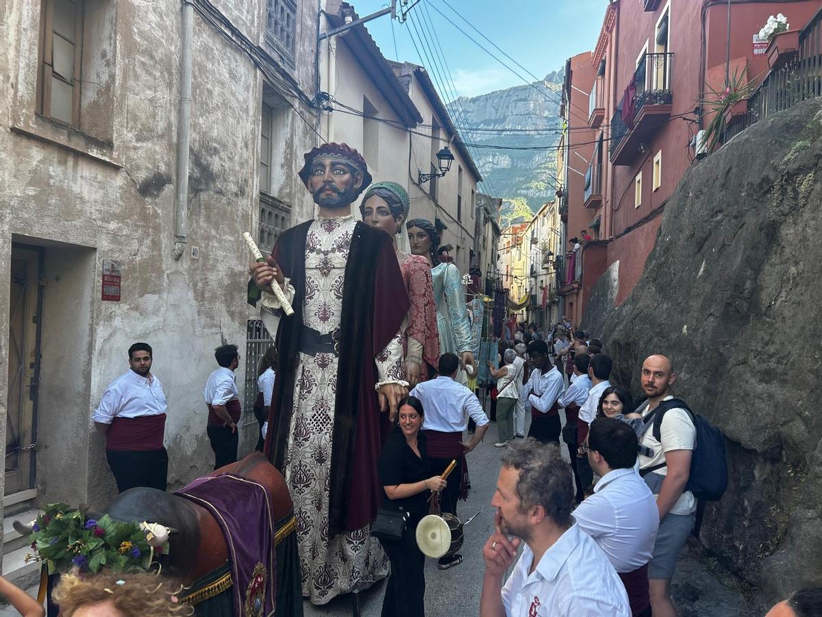 El Bou de Monistrol, els Gegants Vells i la Geganta Jove obrien el seguici