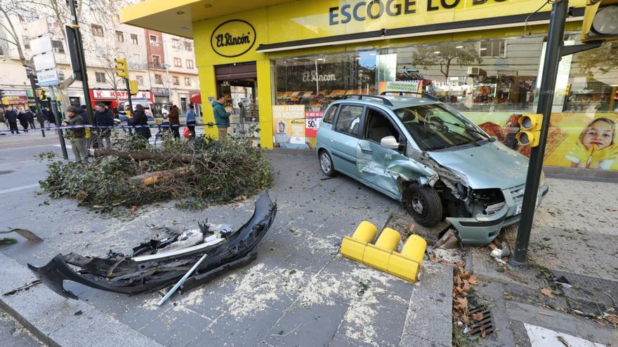 Así han quedado los dos vehículos y la calle Tomás Bretón tras el accidente