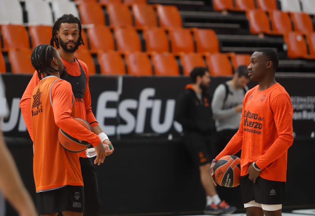 Los jugadores taronja, durante la sesión de trabajo de este miércoles en La Fonteta