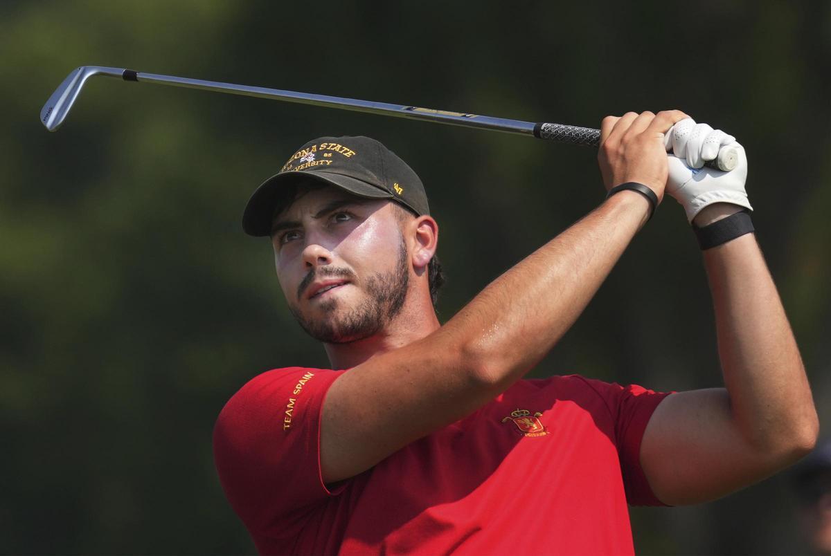 Jose Luis Ballester tees off at the 15th hole in Chaska, Minn., Sunday, Aug. 18, 2024, during the championship match against Noah Kent in the U.S. Amateur golf tournament. (Richard Tsong-Taatarii/Star Tribune via AP) / MANDATORY CREDIT; ST. PAUL PIONEER PRESS OUT; KARE11/TENGA AND NBC AFFILIATES OUT; WCCO AND CBS AFFILIATES OUT; KMSP AND FOX AFFILIATES OUT; KSTP AND ABC AFFILIATES OUT; TPT AND PBS AFFILIATES OUT