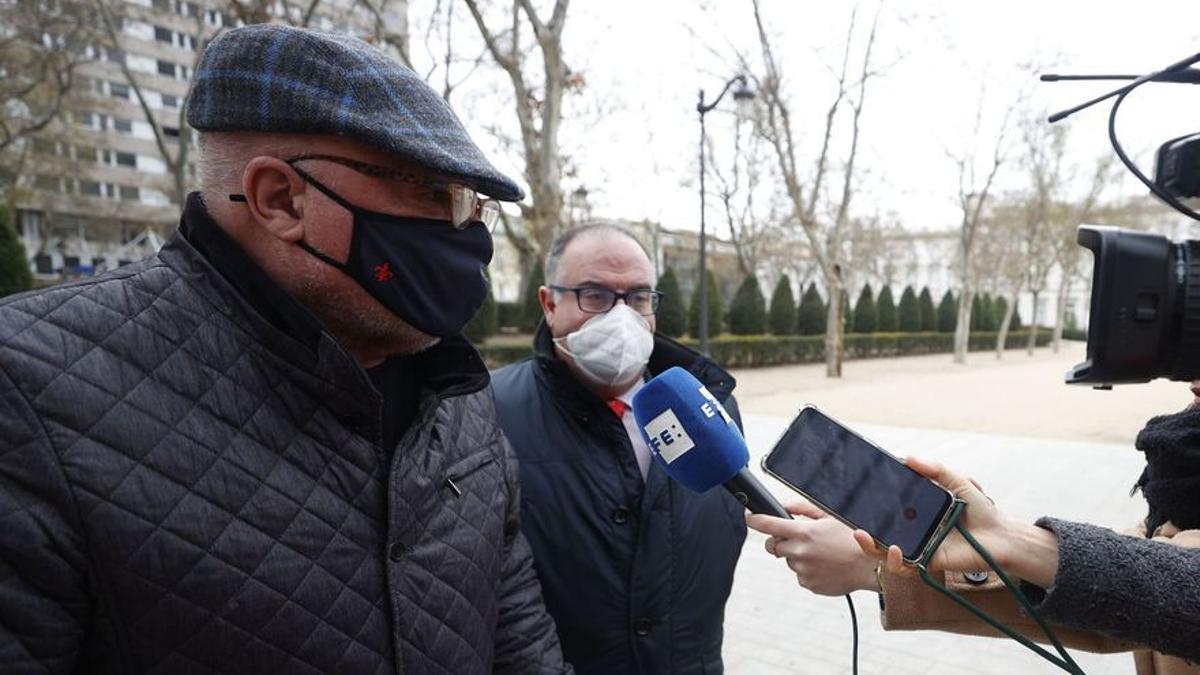 El excomisario José Manuel Villarejo hace declaraciones a los medios a su salida de la Audiencia Nacional este viernes.