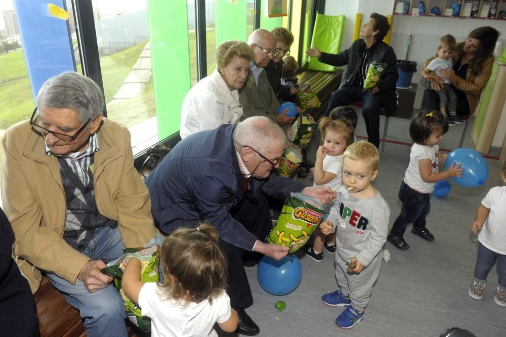 Visita de pacientes con alzheimer de Afaco a la escuela infantil de Os Rosales