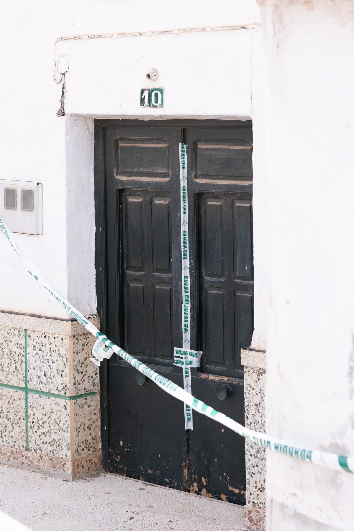 Fachada de la vivienda en la localidad malagueña de Humilladero donde esta pasada madrugada del viernes asesinaron a un hombre de 72 años tras ser agredido en el robo de su vivienda.