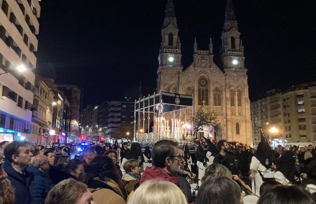 A la izquierda, la tamborada del Viernes Santo a mediodía; a la derecha, el Desenclavo, este año realizado dentro de la iglesia de San Nicolás debido a las inclemencias meteorológicas. | Cofradía de La Dolorosa / Cofradía del Santo Entierro