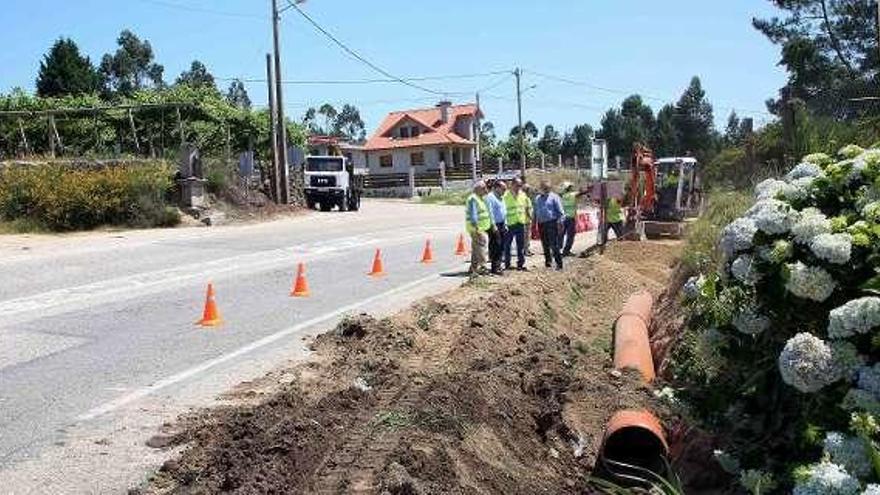 Gil y Cores Tourís con técnicos en las obras de la PO-400. // A.H.