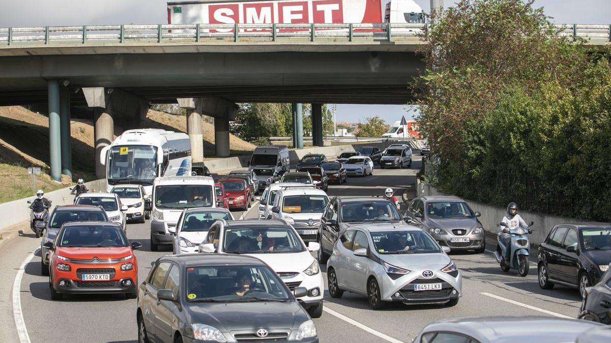 Imagen de un atasco de coches en una entrada a Barcelona.