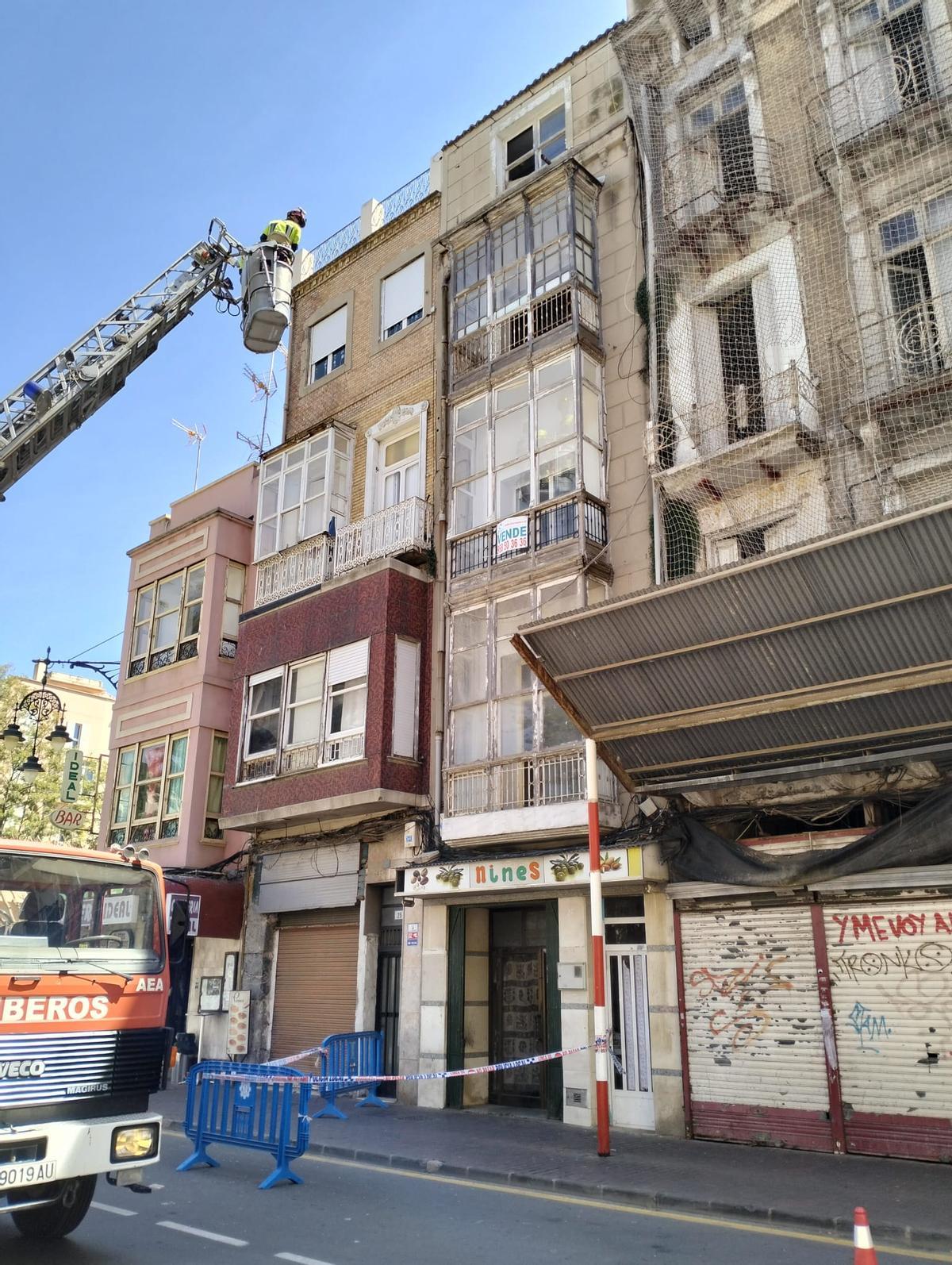 Los bomberos, saneando al fachada