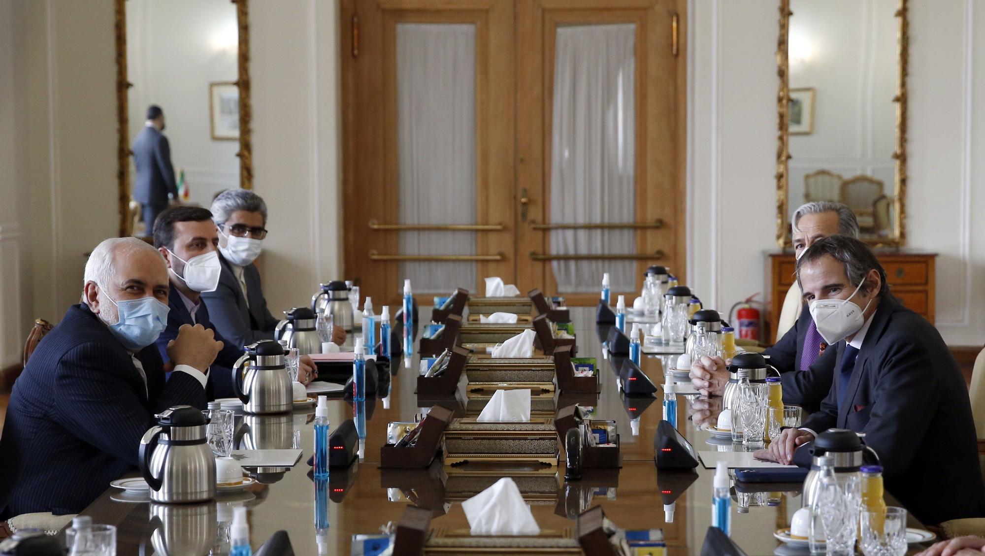 Los negociadores de ambas partes, durante una reunión en Teherán este sábado.