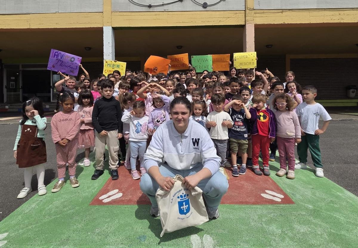 La deportista, con escolares del centro que participaron en el acto de despedida.