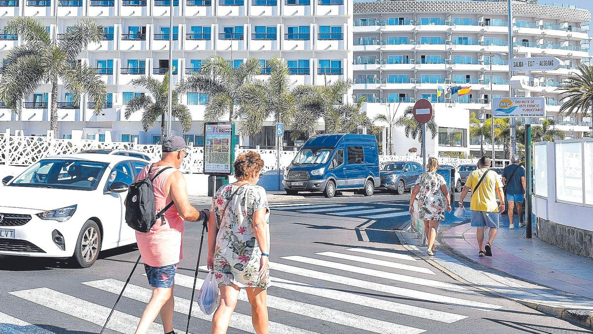 Varias personas pasean por una zona turística de Canarias.