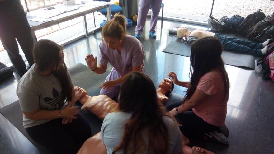 Alumnos del IES Cayetano Sempere de Elche aprenden a salvar vidas