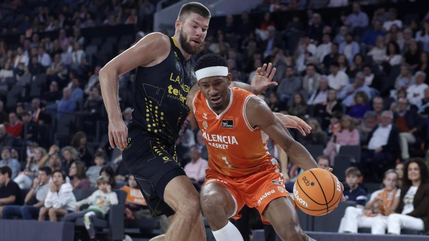 Kameron Taylor se marcha de Rokas Giedraitis en el partido del pasado domingo en Valencia. |