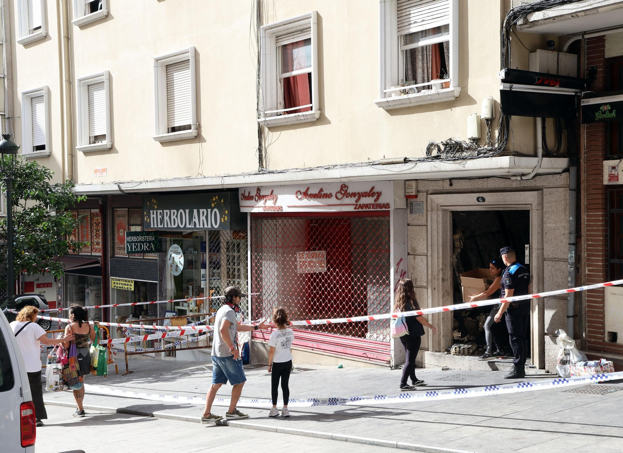 Los vecinos vuelven al edificio incendiado en Vigo a por sus pertenencias