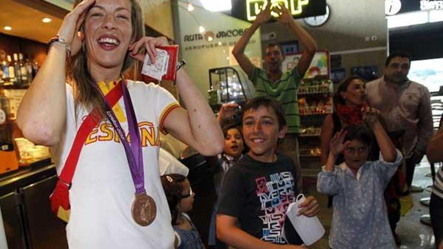 Begoña Fernández, asombrada con su recibimiento en Peinador.