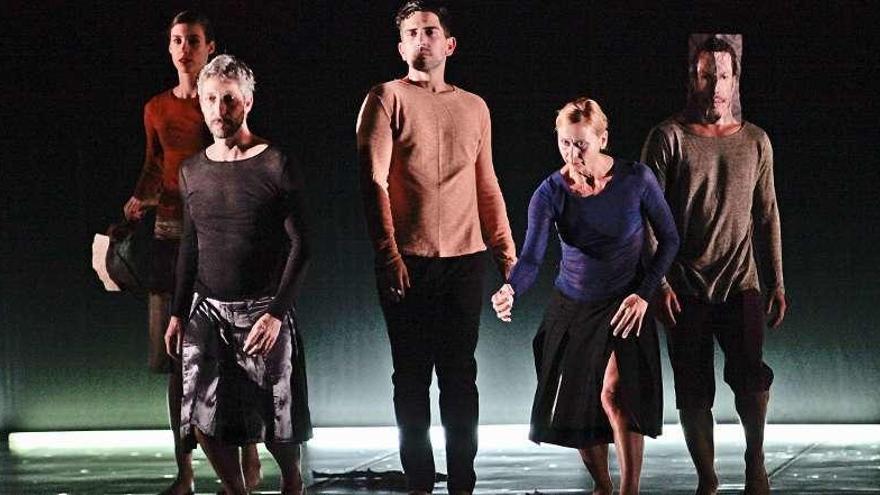 Un instante de la actuación de &quot;DanceLab Berlín&quot; en el teatro Jovellanos.
