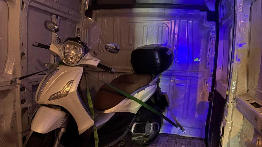 Persecución policial a un furgón que llevaba en el maletero una moto robada en Canarias