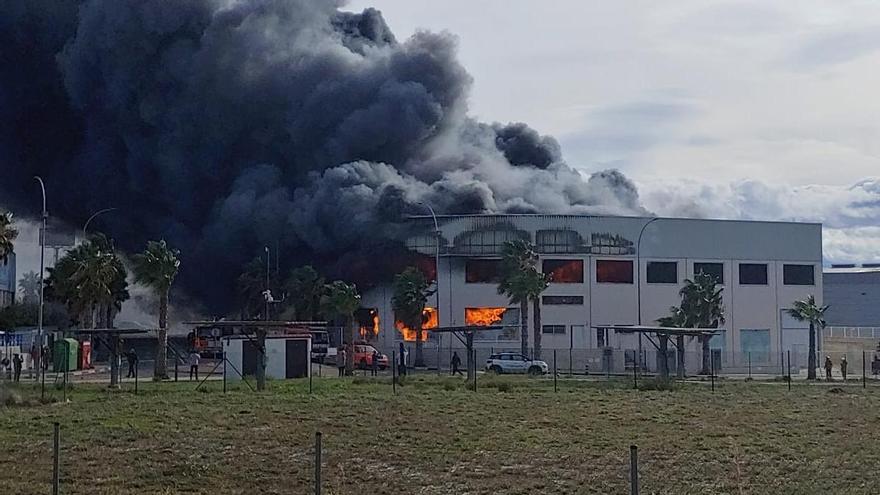 Incendio en un bazar en el polígono industrial de Montserrat.