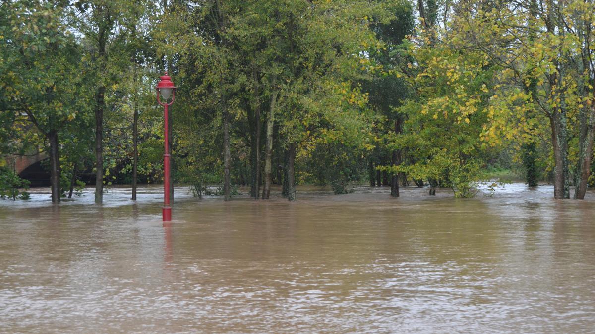 Inundaciones en Asturias: la lluvia complica la situación en muchos puntos de la región, con alerta amarilla y de desbordamientos
