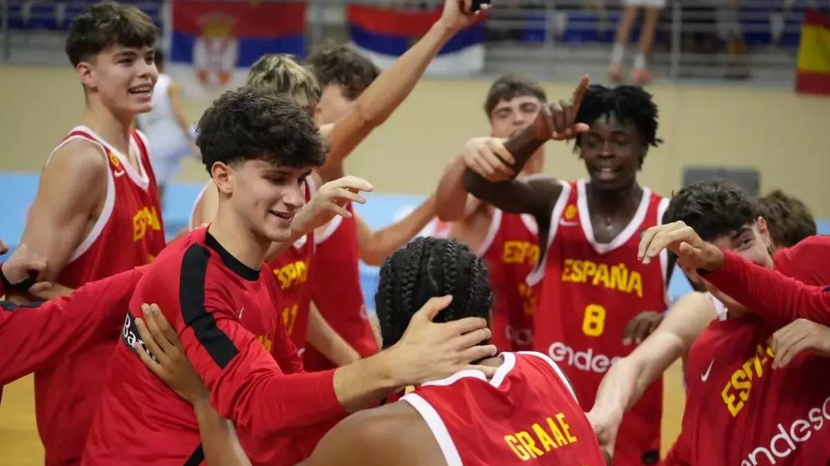 Triomf sofert d'Espanya sub-16 contra Sèrbia per ser primer de grup (95-97)