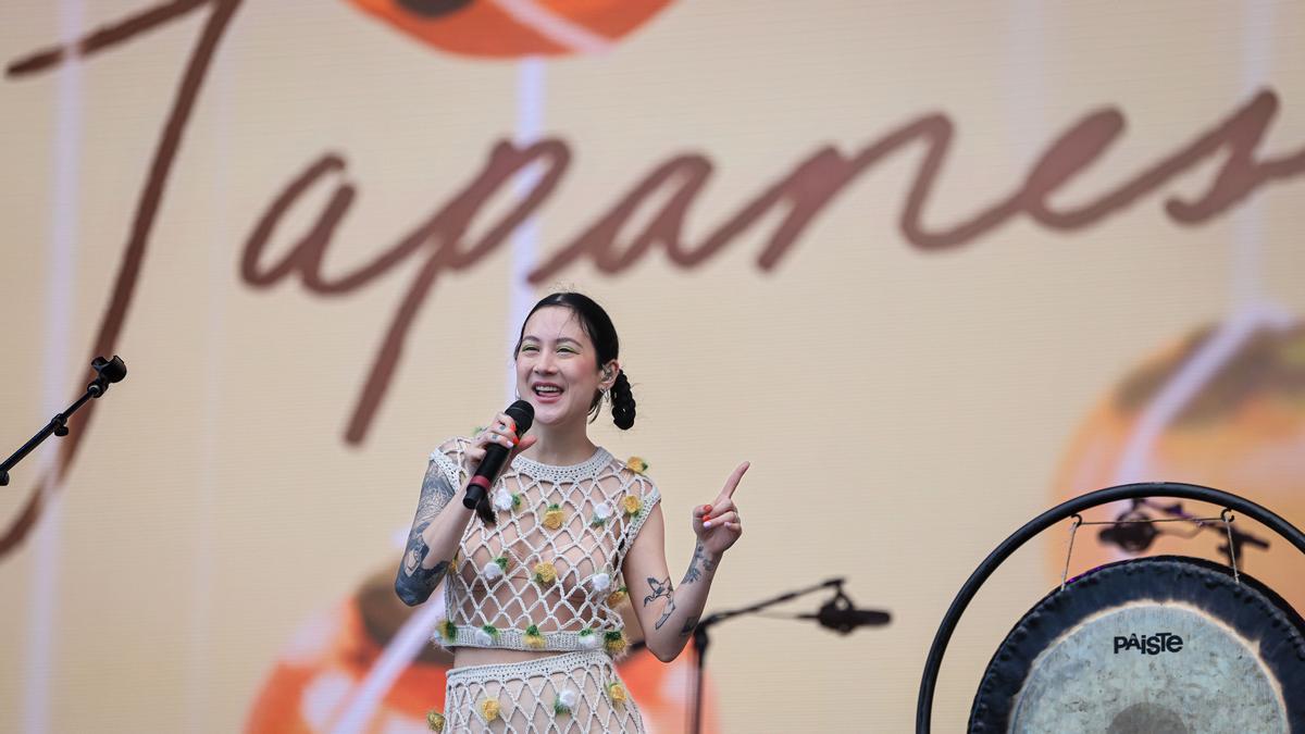 Japanese breakfast durante su actuación en el festival Primavera Sound