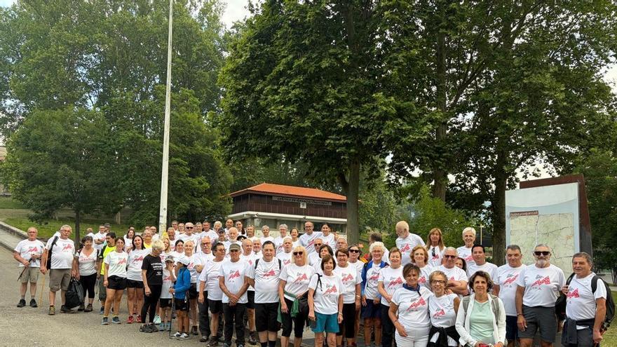 Caminar temprano y en grupo para conocer Grado: el Grupo Montañero Moscón no para en agosto y hará una ruta gratuita todos los lunes