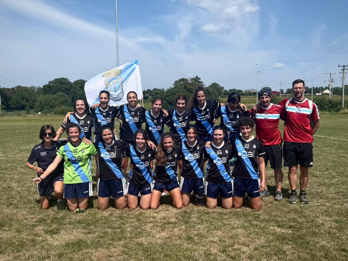 Aldara Montero, con el dorsal 17, posa con Galicia B antes de un partido en Irlanda.