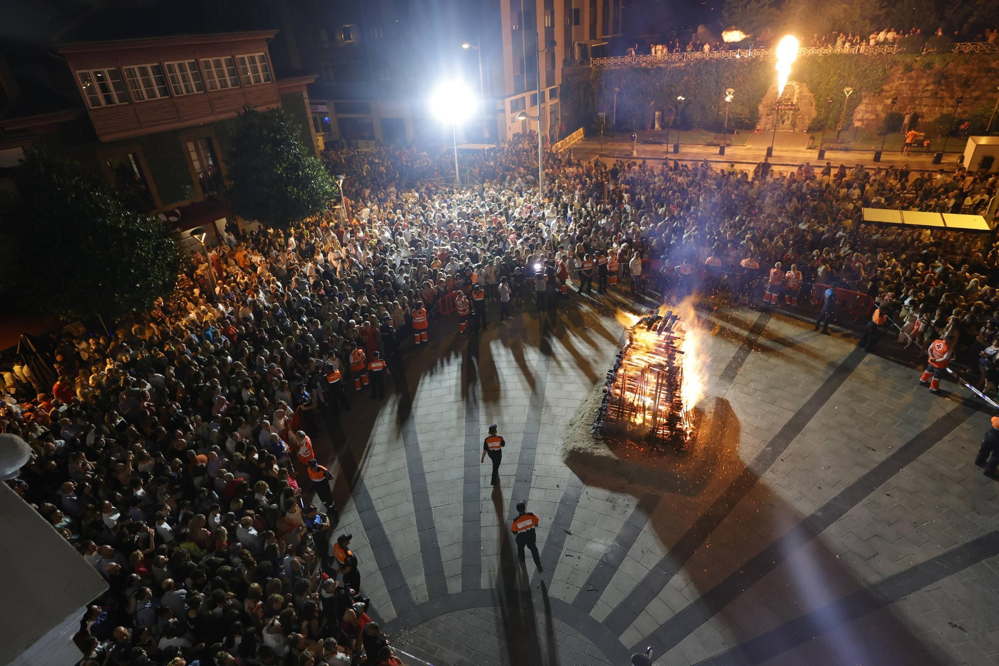 Así fue la hoguera de San Xuan en Mieres: arte, fuego y un dragón gigante